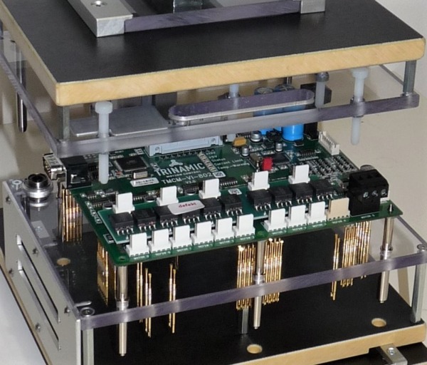 Leiterplattentest (PCB-Test): PCB kurz vor der Kontaktierung mit einem Nadelbettadapter